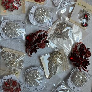 10 pcs of wholesale brooches from 0.5” to 2.5”